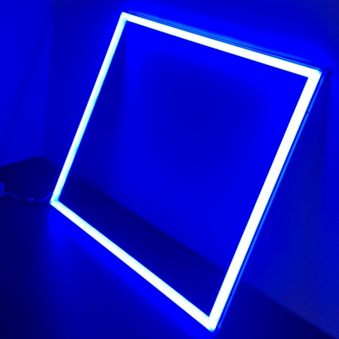 RGB-LED-Deckenleuchte mit quadratischem Rahmen, 4-Stab-Design