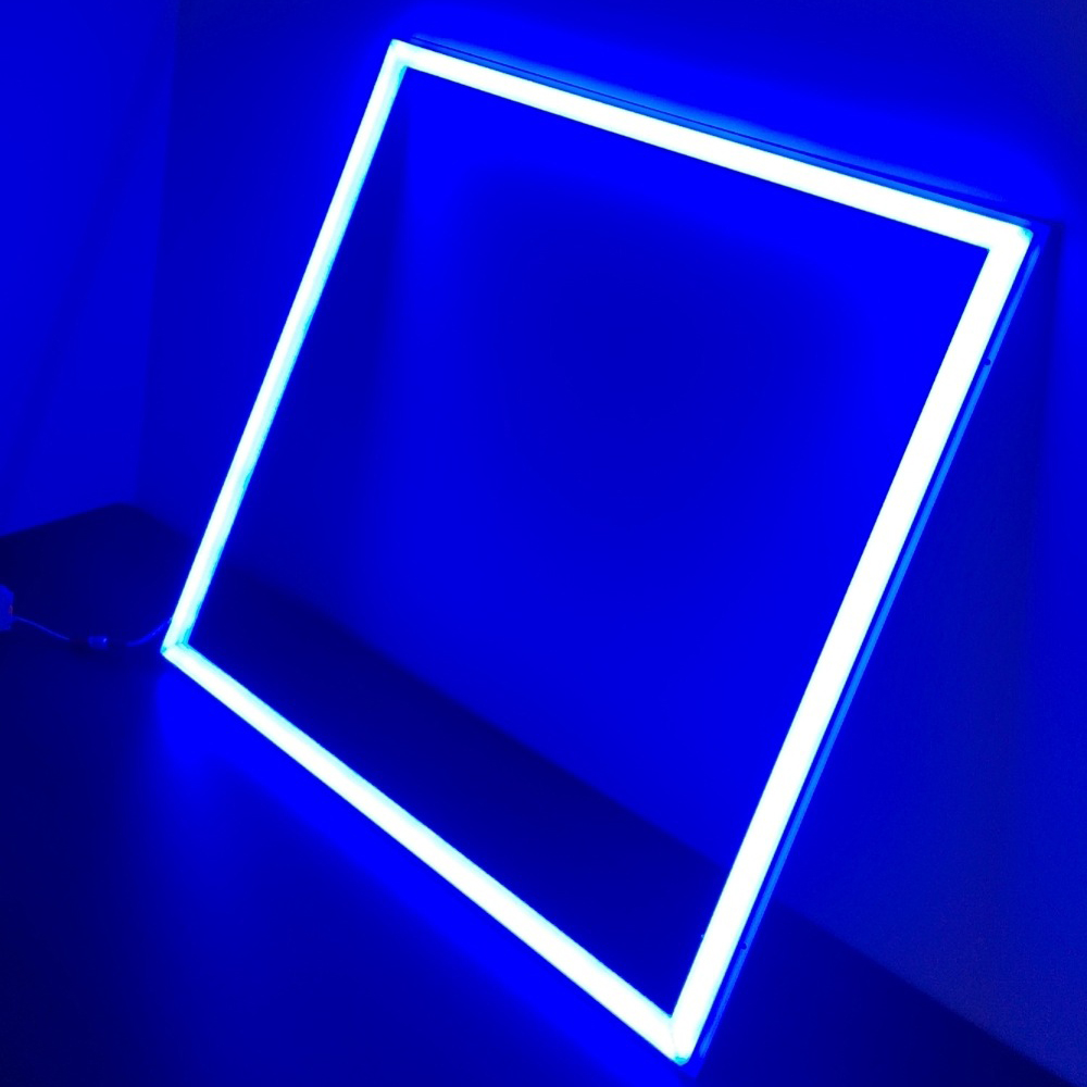 RGB LED-plafondlamp met vierkant frame, ontwerp met 4 staven