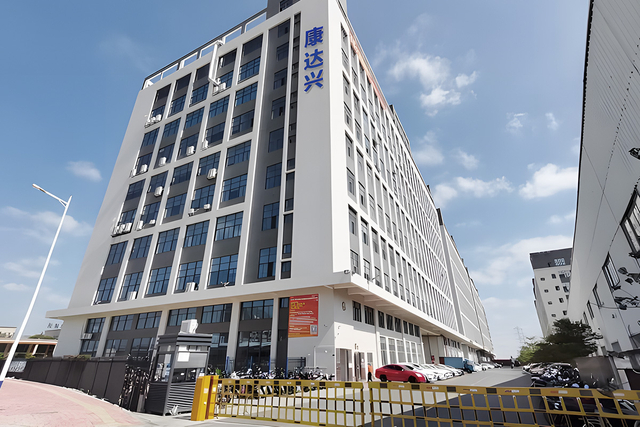 첨단 육각형 LED 조명 시스템을 갖춘 넓은 산업용 건물로 효율적인 운영과 시설 내 가시성 향상에 이상적입니다.
